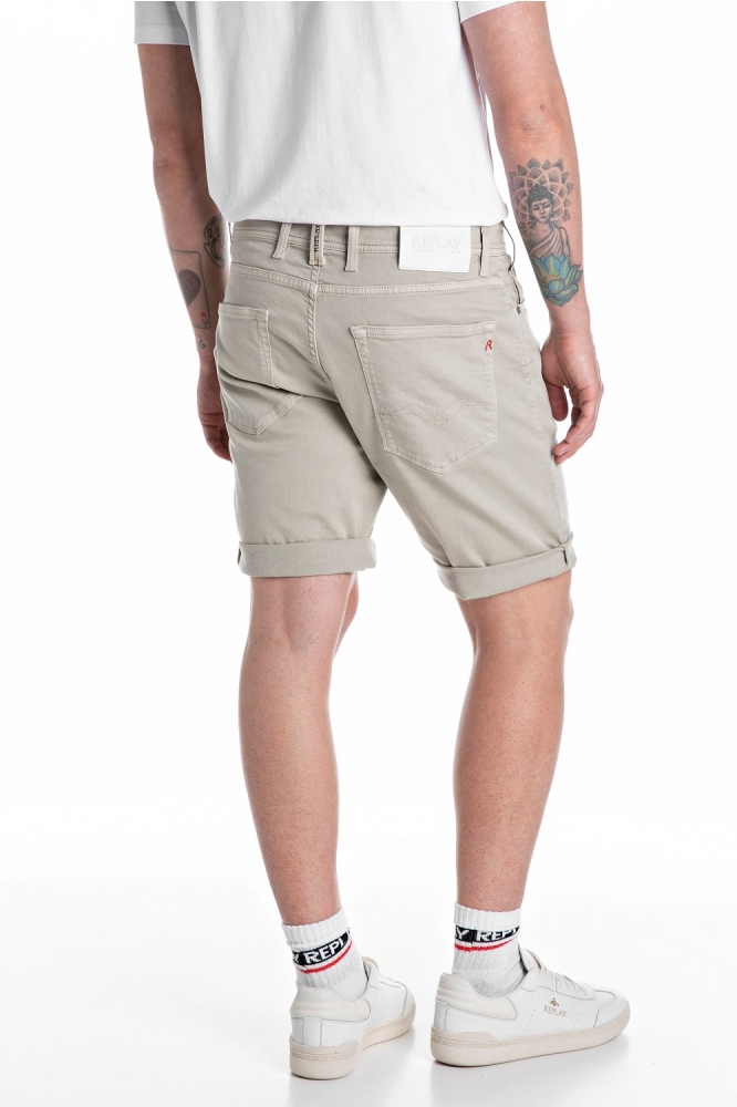 Replay groene heren korte broek | Model achteraanzicht