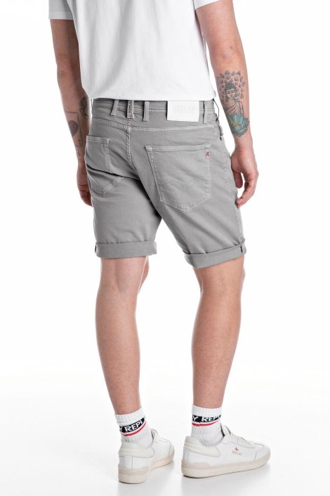 Replay groene heren korte broek | Model achteraanzicht