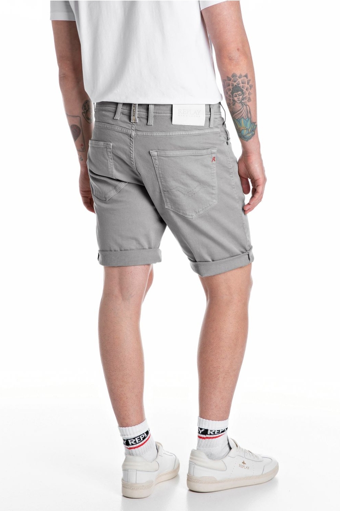 Replay groene heren korte broek | Model achteraanzicht