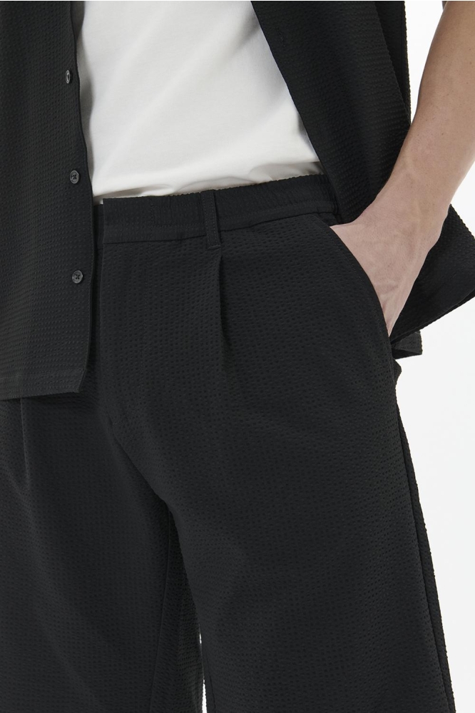Matinique zwarte heren korte broek | Close up