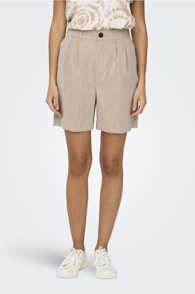Only beige dames korte broek | Model vooraanzicht
