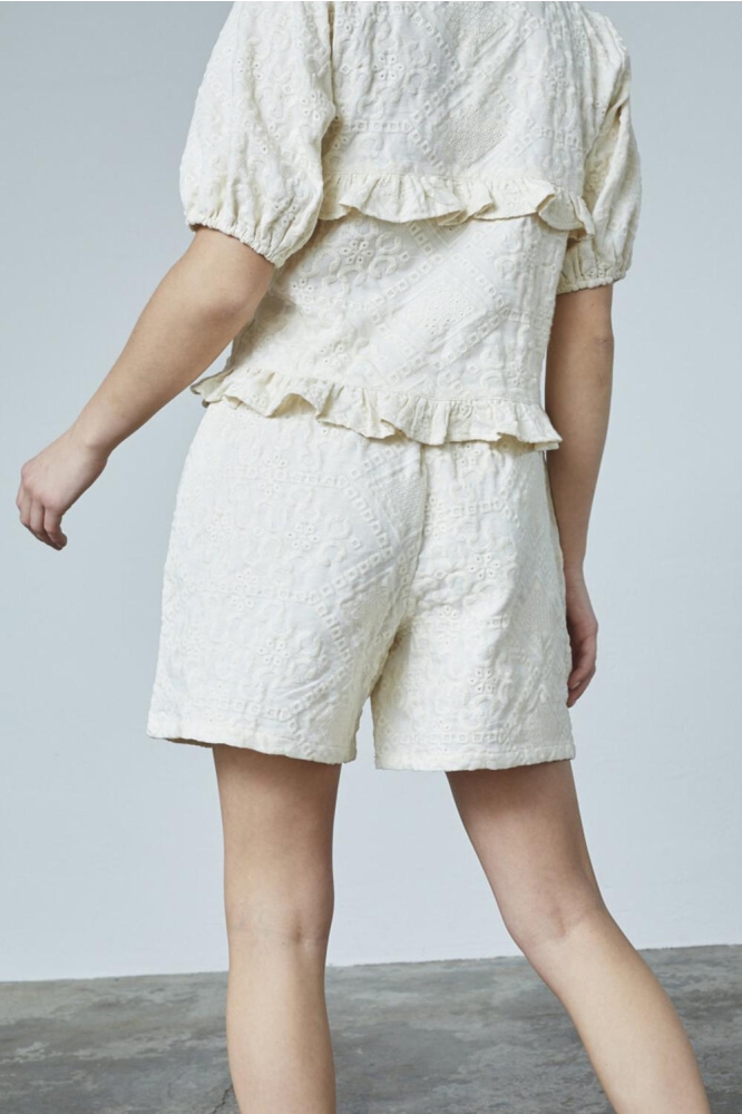 SisterS point beige dames korte broek | Model achteraanzicht