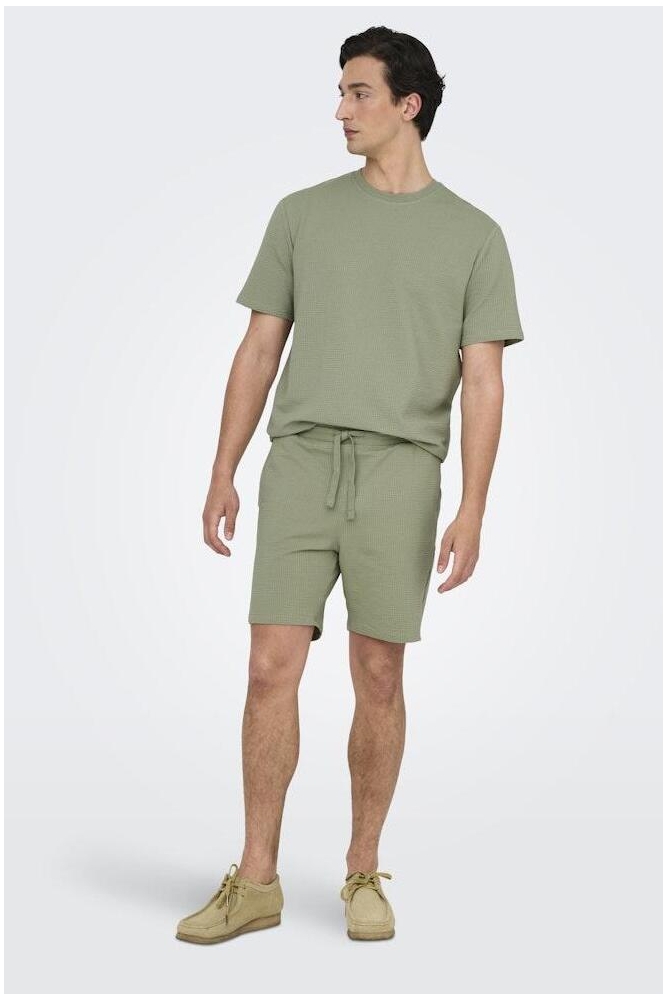 Only & Sons groene heren korte broek | Model vooraanzicht