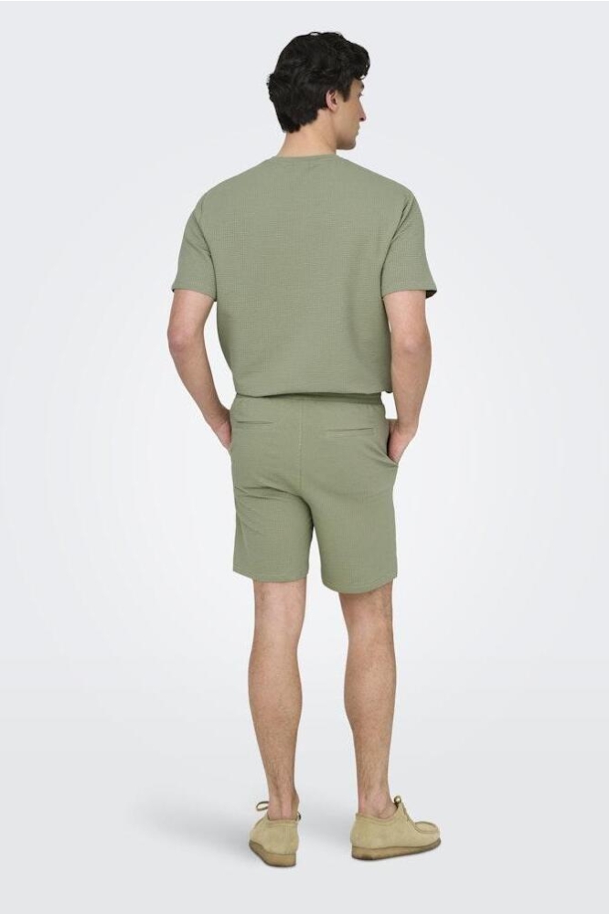 Only & Sons groene heren korte broek | Model achteraanzicht