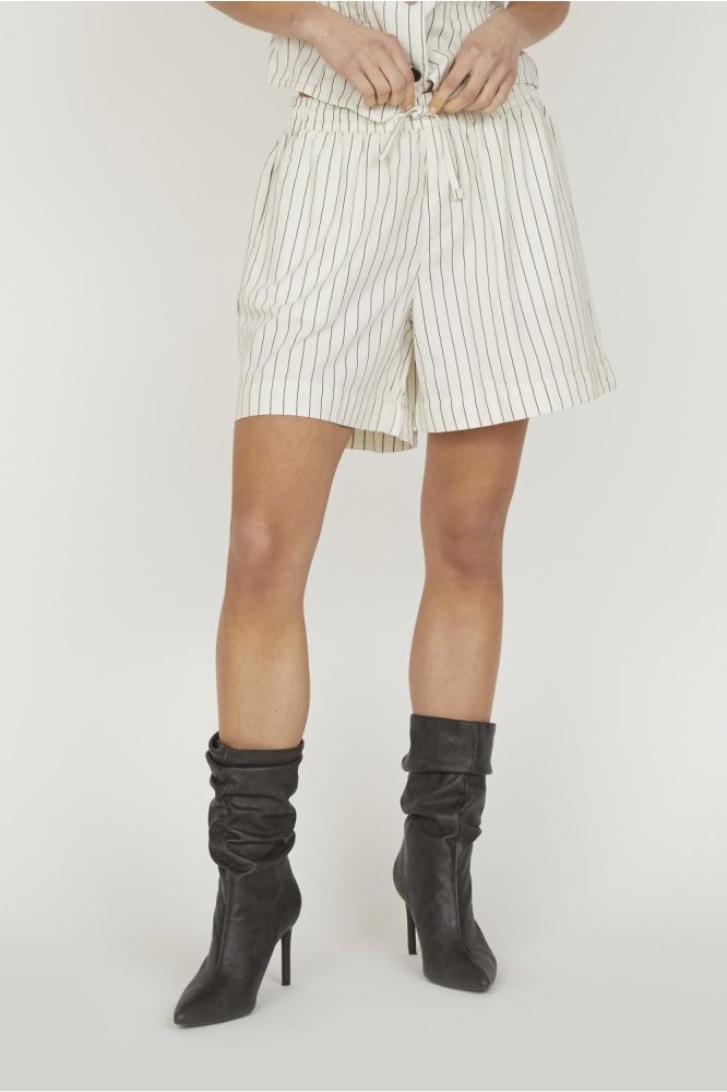 SisterS point beige dames korte broek | Model vooraanzicht