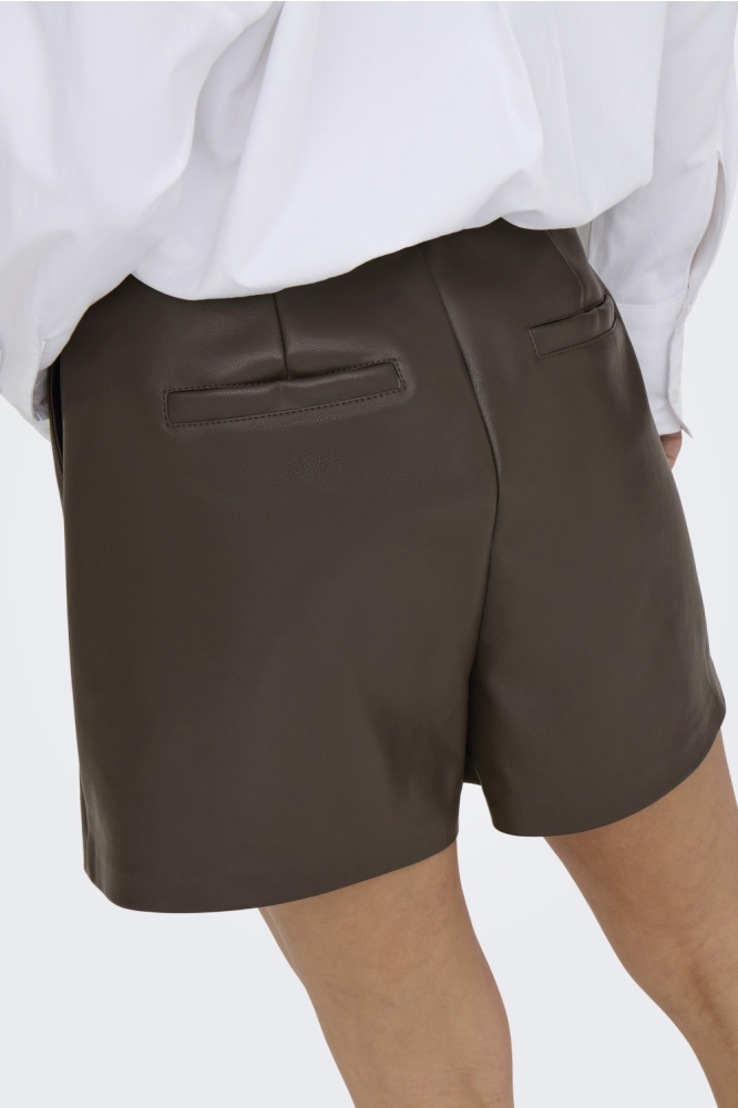 Only bruine dames korte broek | Model achteraanzicht