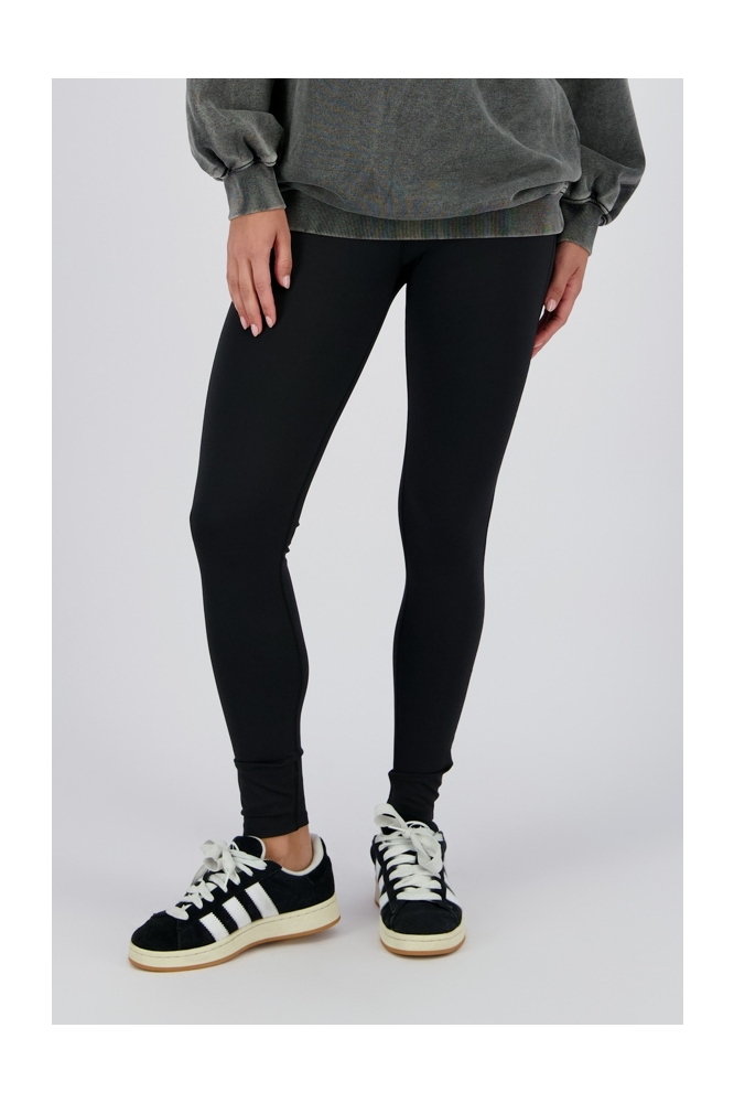 Raizzed zwarte dames legging | Model vooraanzicht