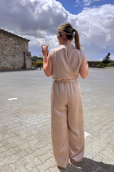 SisterS point taupe dames jumpsuit | Model achteraanzicht