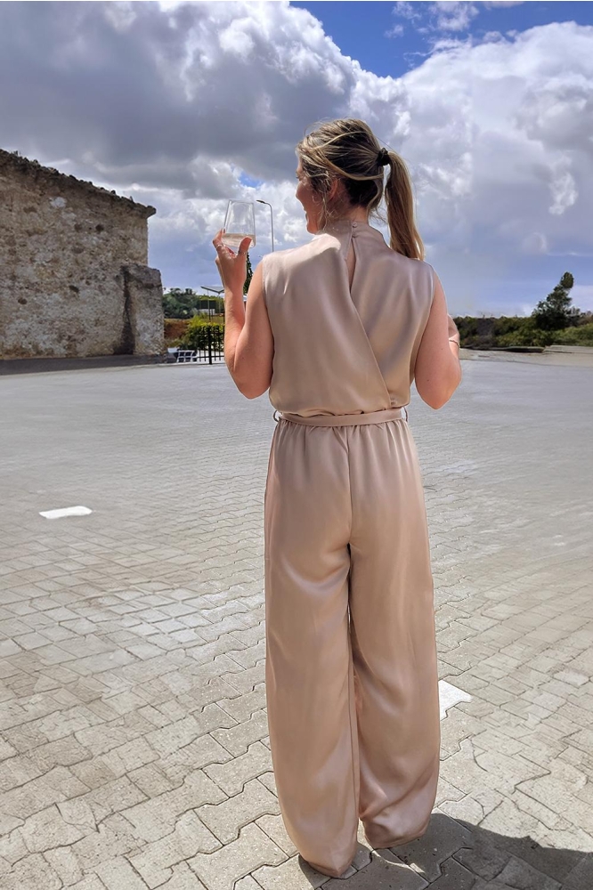 SisterS point taupe dames jumpsuit | Model achteraanzicht