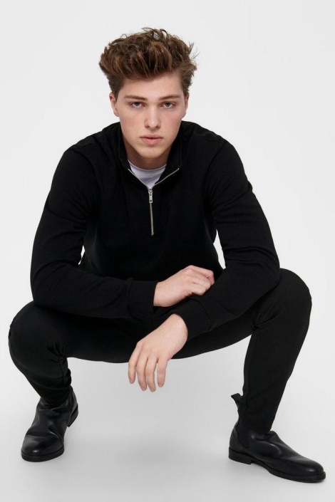Only & Sons zwarte heren trui | Model vooraanzicht