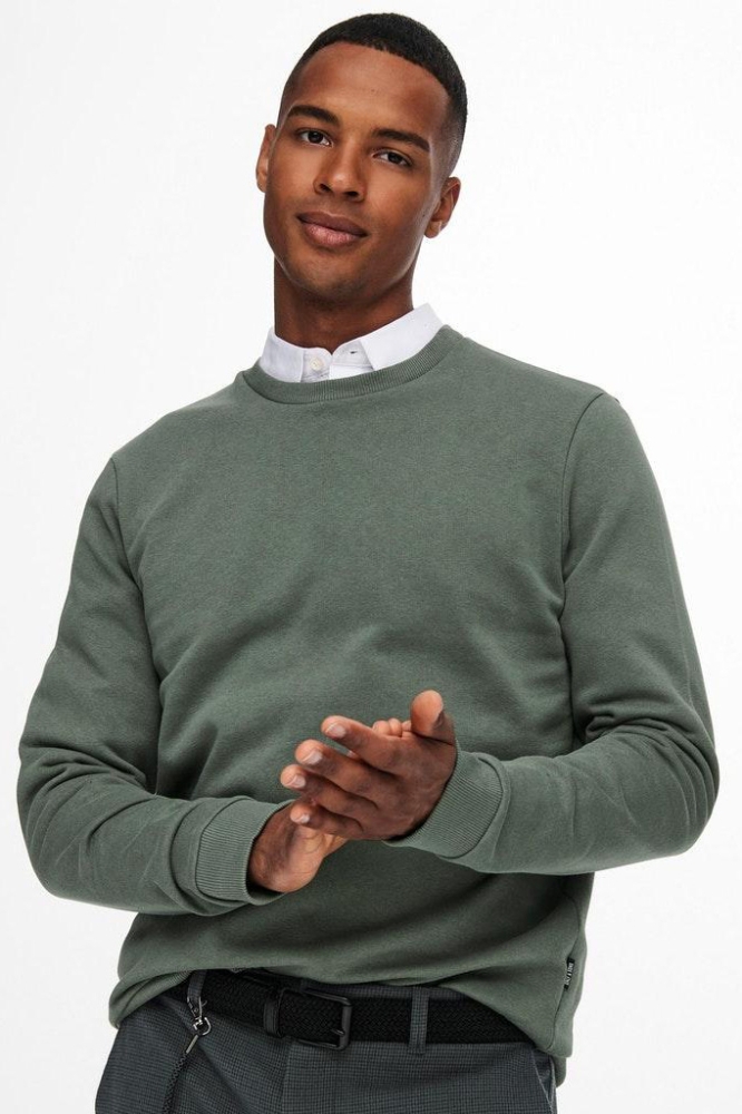 Only & Sons groene heren trui | Model vooraanzicht