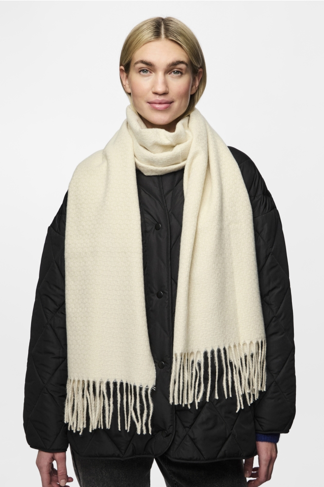 Pieces ecru dames sjaal | Model vooraanzicht