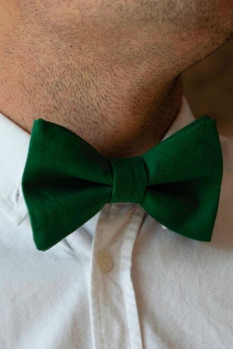 Strickie groene heren accessoire | Model vooraanzicht