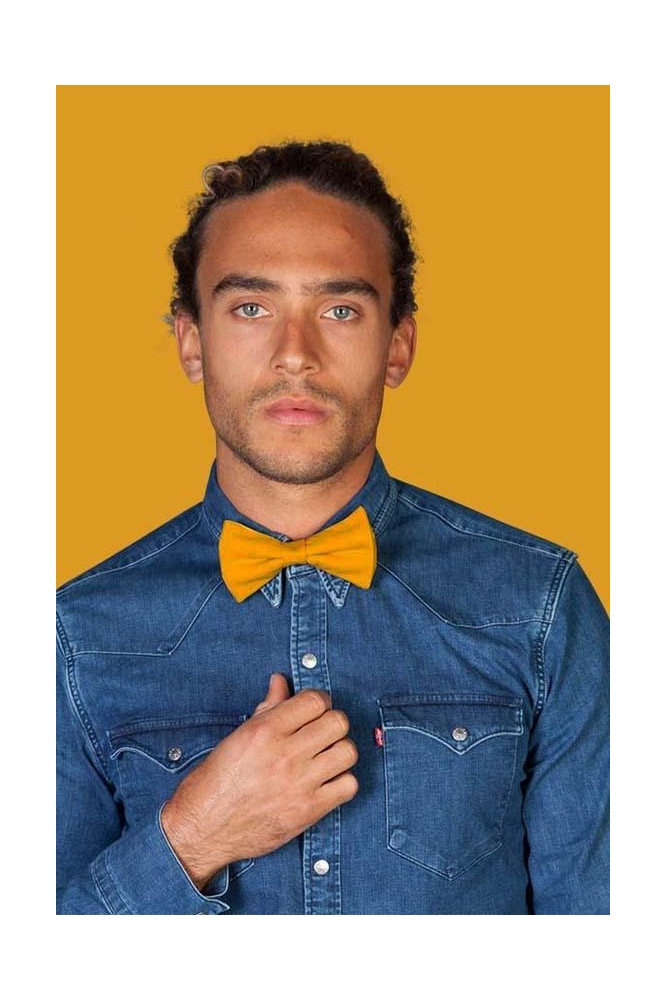 Strickie gele heren accessoire | Model vooraanzicht