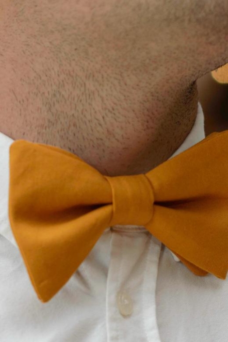 Strickie gele heren accessoire | Model vooraanzicht