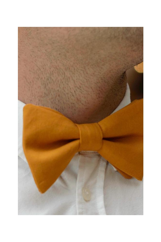 Strickie gele heren accessoire | Model vooraanzicht