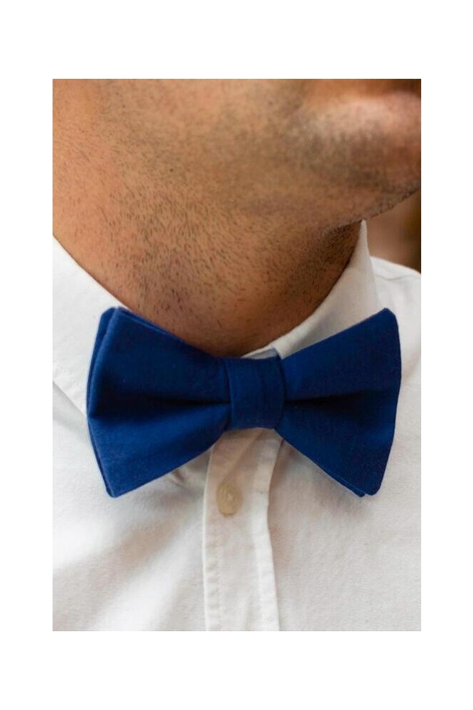 Strickie blauwe heren accessoire | Model vooraanzicht