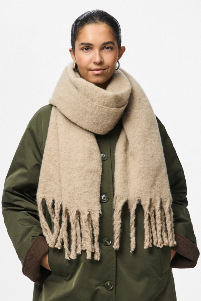 Pieces taupe dames sjaal | Model vooraanzicht