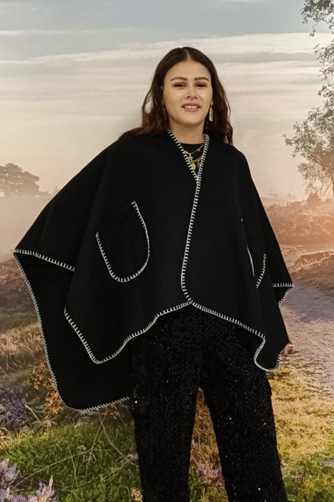Pieces zwarte dames poncho | Model vooraanzicht