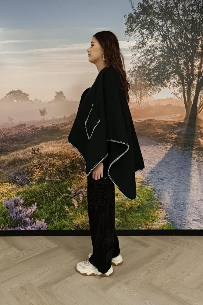 Pieces zwarte dames poncho | Model zijaanzicht