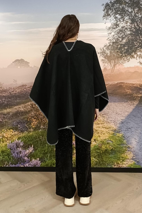 Pieces zwarte dames poncho | Model achteraanzicht