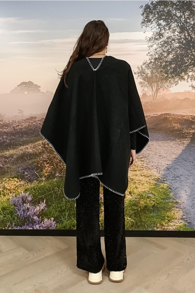 Pieces zwarte dames poncho | Model achteraanzicht