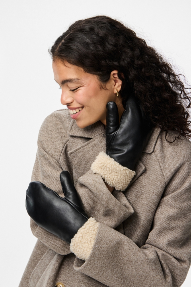 Pieces zwarte dames accessoire | Model vooraanzicht