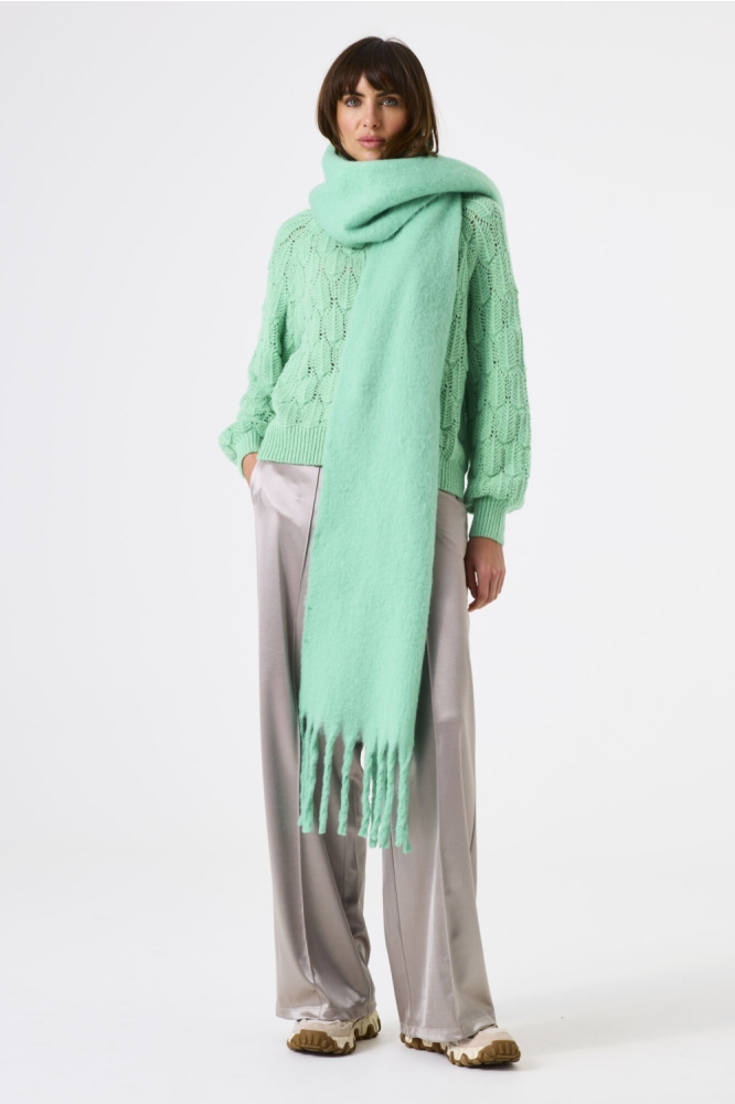Garcia groene dames sjaal | Model vooraanzicht