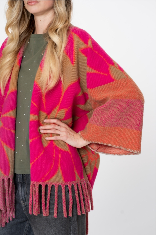 Geisha roze dames poncho | Model zijaanzicht