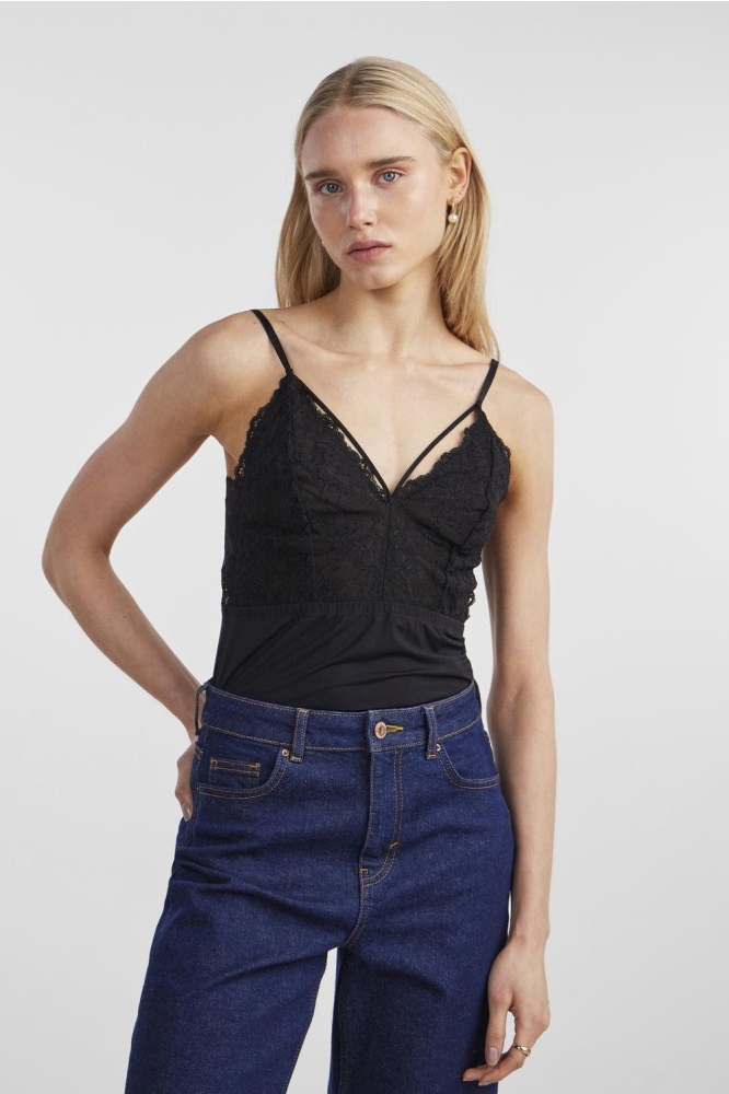 Pieces zwarte dames top | Model vooraanzicht