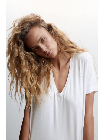 Mango T-shirt SOEPELVALLEND T SHIRT MET V HALS 47085843 01