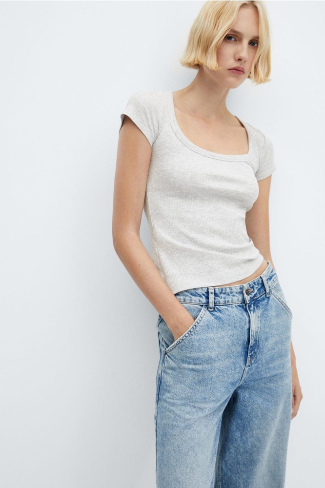 T SHIRT MET DIEP UITGESNEDEN HALS 57084037 91